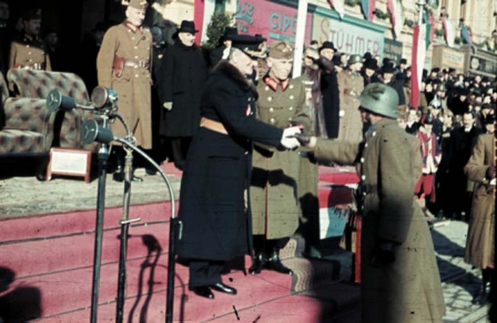 Horthy présidant une cérémonie d'hommage aux soldats de retour du front (1941)